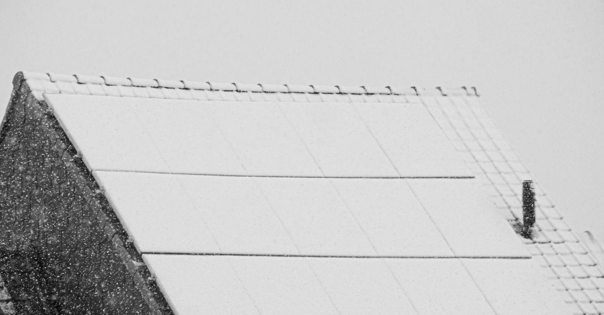 Hagelk�rner auf Solarmodulen nach einem Sommergewitter
